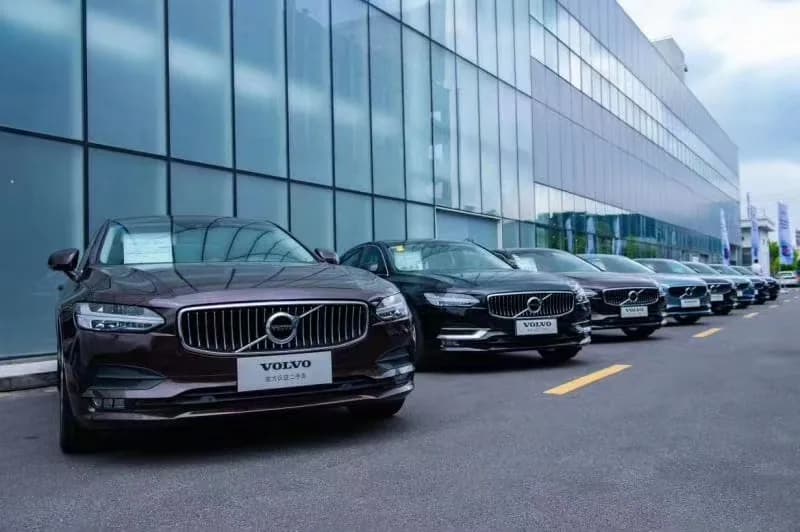 Used Volvo vehicles displayed outside a dealership